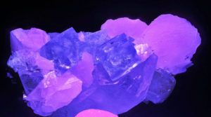 calcite glowing under short wave ultraviolet light best UV black light flashlight for minerals
