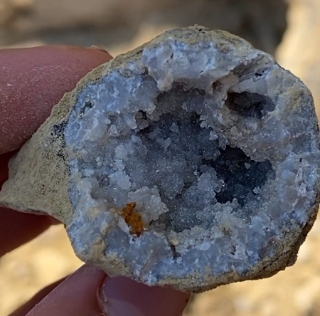 crystals found inside keokuk geodes