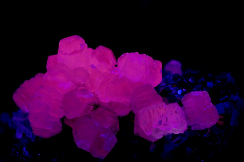 calcite fluorescing under black light
