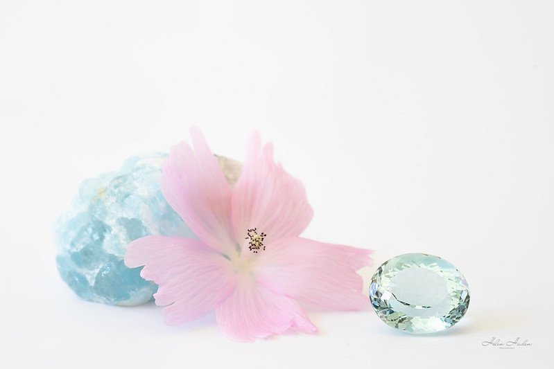 raw aquamarine gemstone